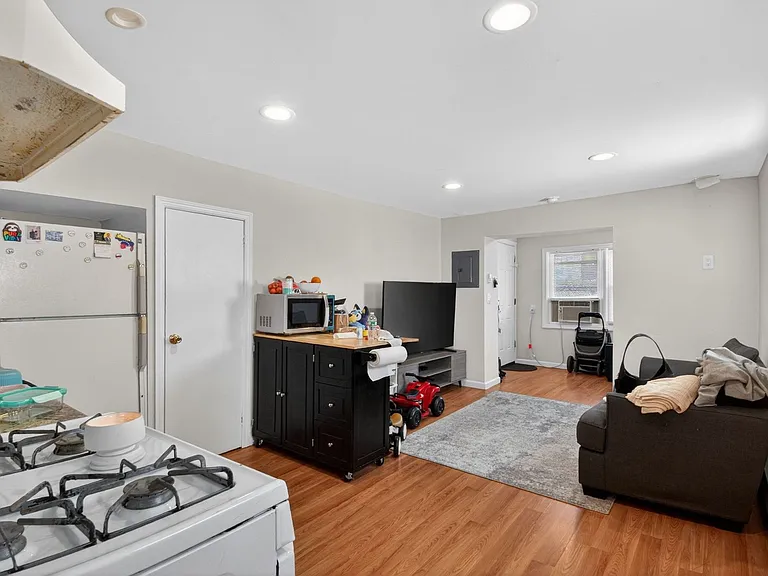 1290 Baker St — Photo 4