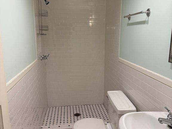 5th image of 409 W Sixth St