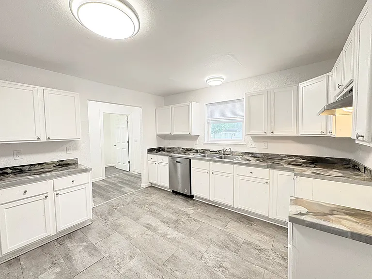 310 Whittemore St — Photo 12