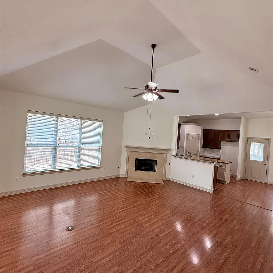 3 bed, 2.0 bath, 1690 sqft, $1,900 — Photo 4
