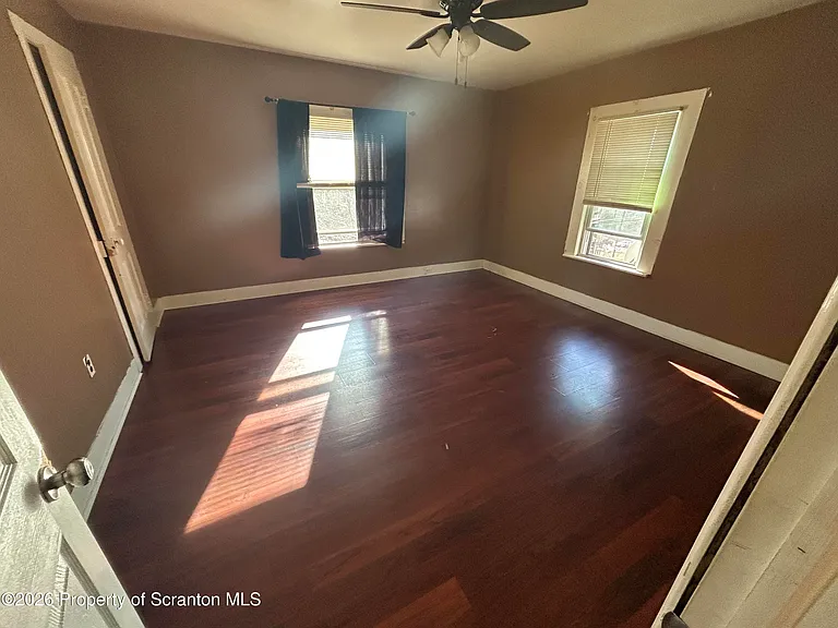 945 Woodlawn St — Photo 6