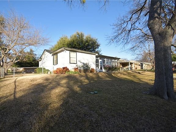 3rd image of 319 Elm Dr