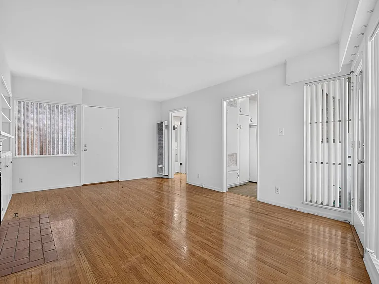 425 S Los Robles Ave — Photo 14