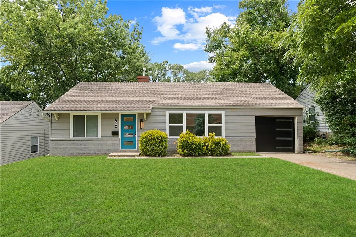 3 bed, 975 sqft, $2,599 — Photo 1