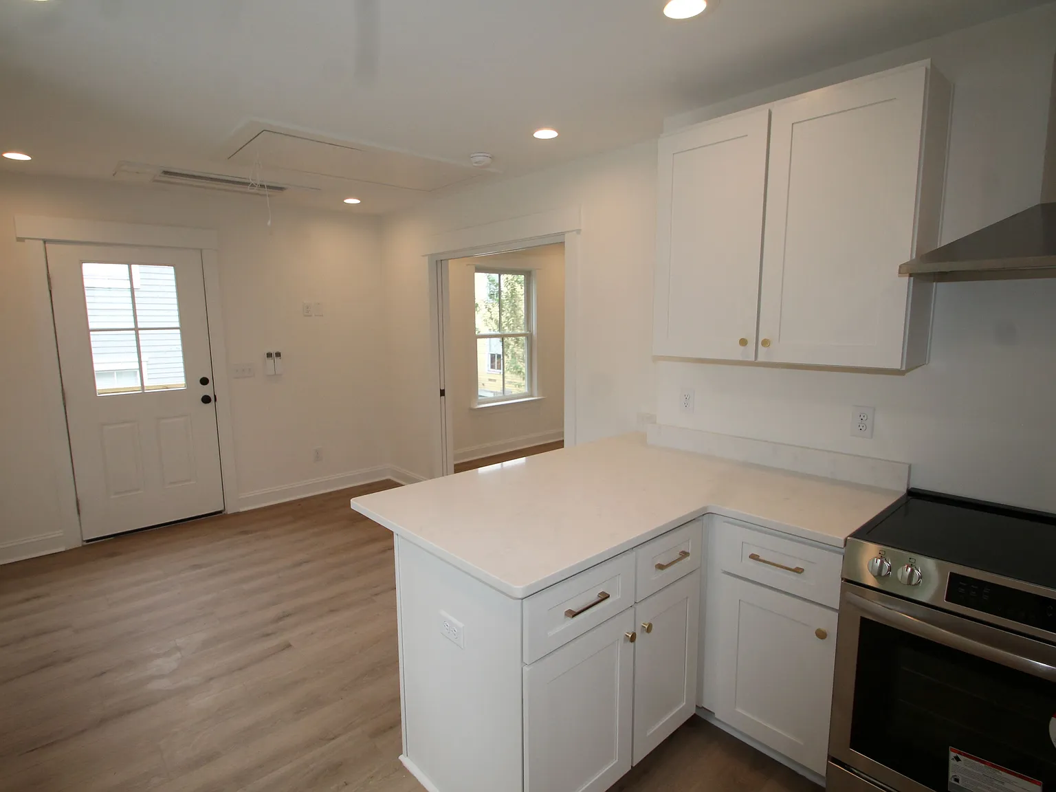 1 bed, 550 sqft, $1,600 — Photo 3