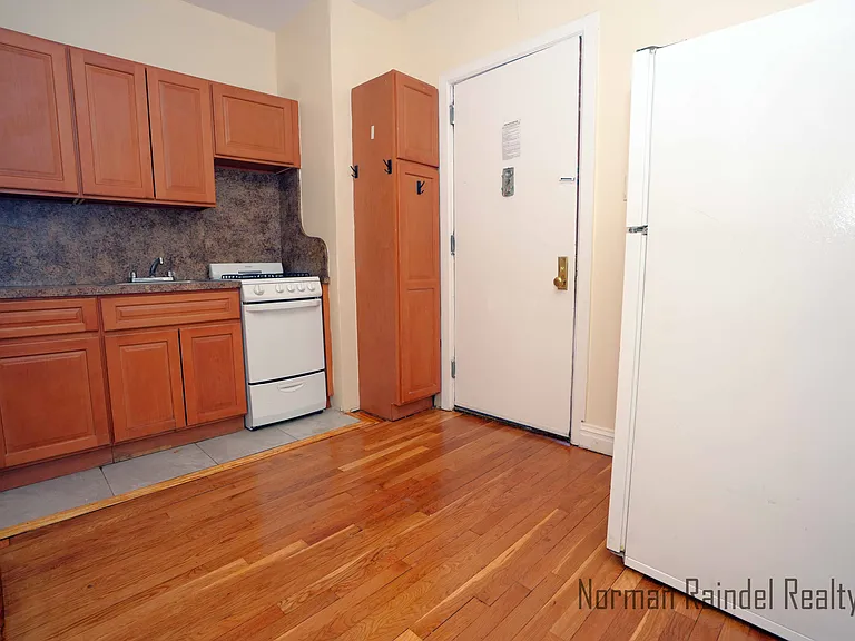 1673 E 18th St #F9 — Photo 10
