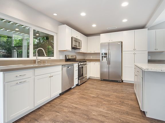 3rd image of 951 Sandpiper Cir