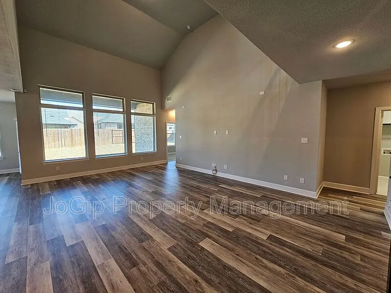 1740 Jamestown Dr — Photo 23
