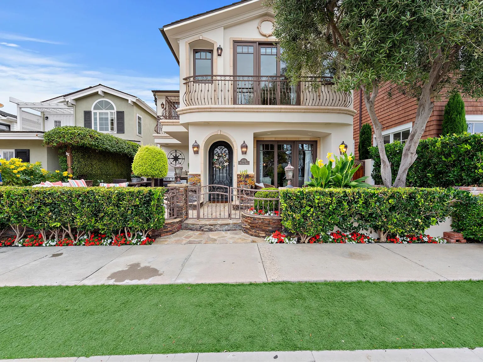2038 Miramar Dr — Photo 2