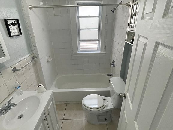 4th image of 642 Marshall St APT 2