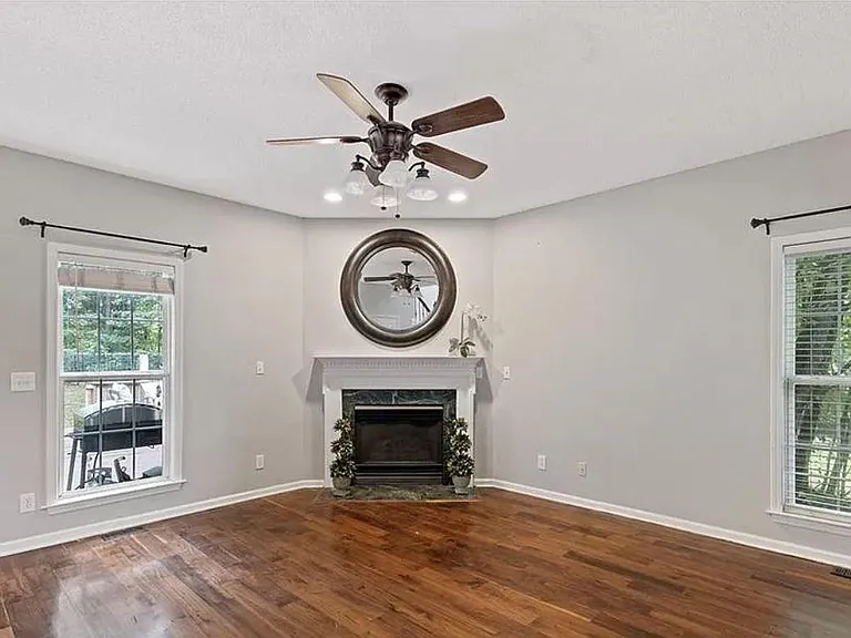 2804 Colmar Ln — Photo 5