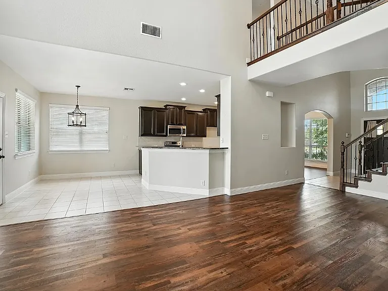 2404 Sabine Cir — Photo 5