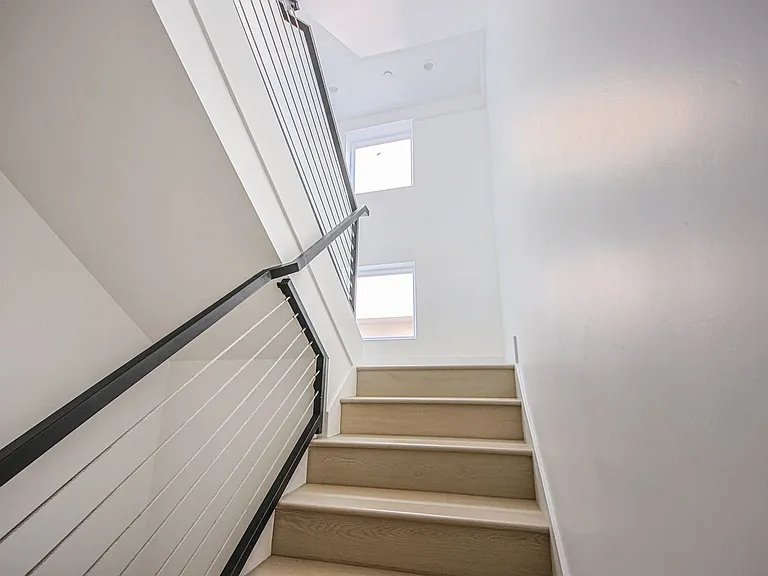 1223 N June St — Photo 31