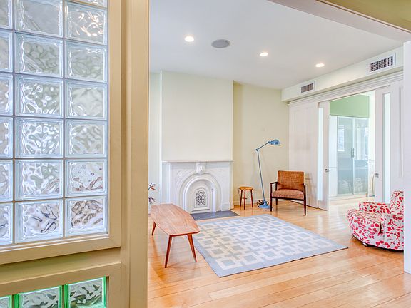 5th image of 293 Hoyt St
