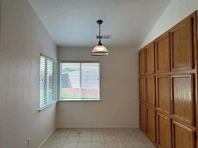 4 bed, 1760 sqft, $2,095 — Photo 2
