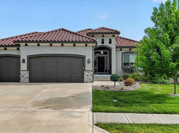 1217 SW Pebble Ln, Lees Summit, MO 64082
