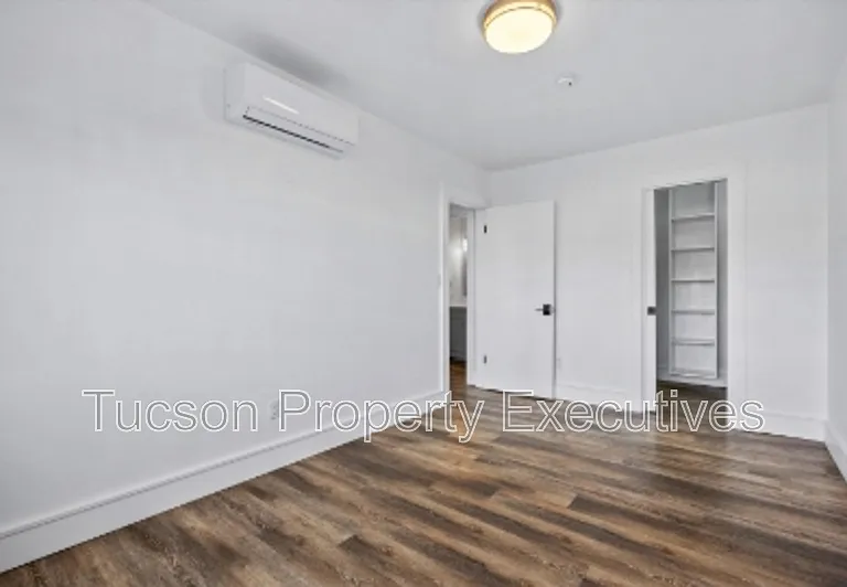 824 E 10th St #D — Photo 15