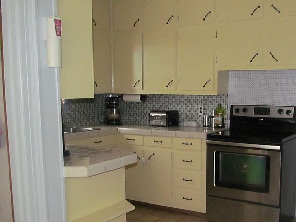 3rd image of 821 W 21st St