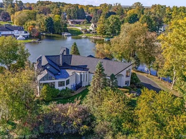 4912 Oakwood Ct, Commerce Township, MI 48382