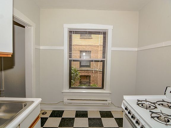 4th image of 821A W Cornelia Ave APT 312