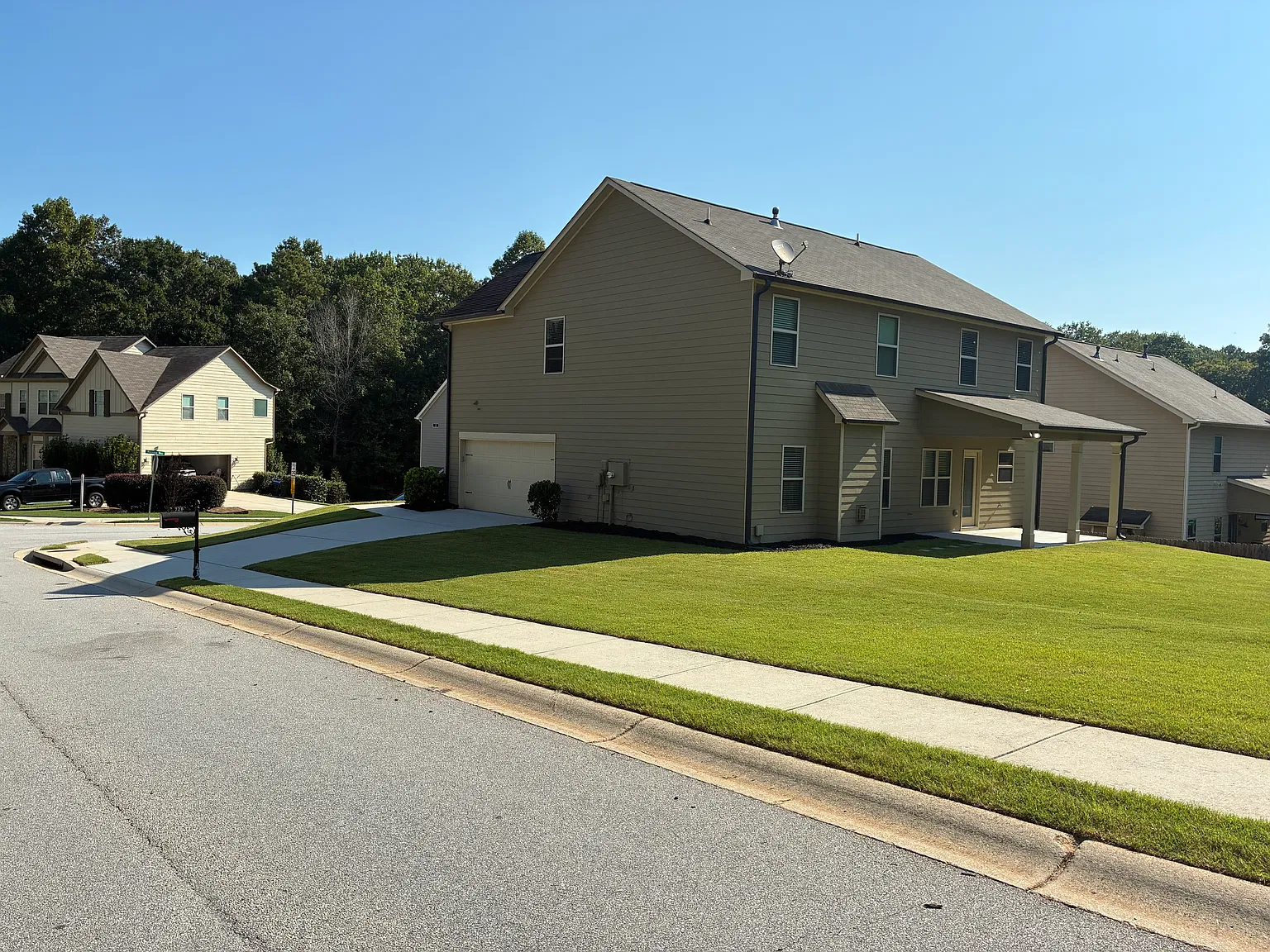 4 bed, 2826 sqft, $2,495 — Photo 3