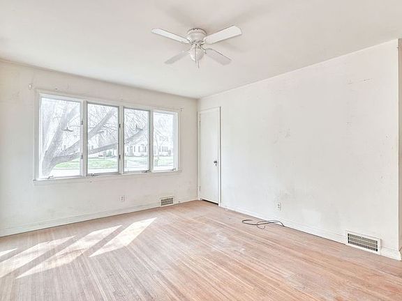 18th image of 262 Commodore Pkwy