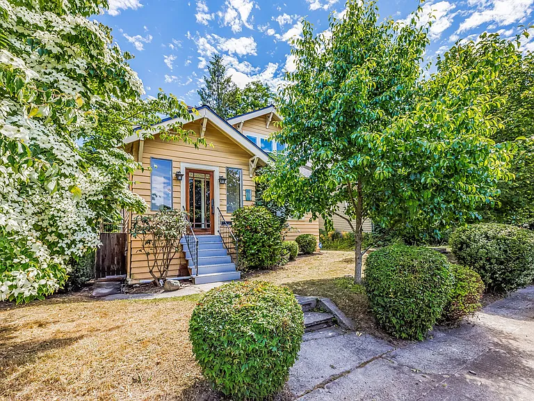 5034 7th Ave NE — Photo 1