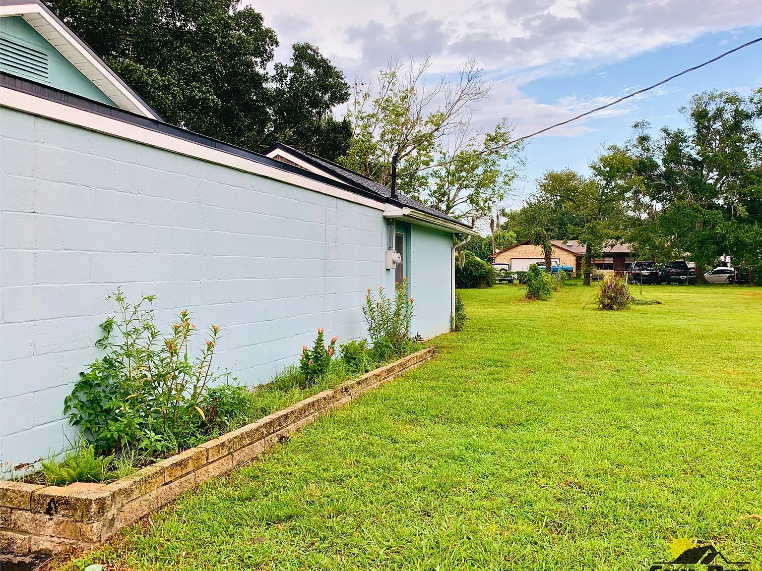 3 bed, 1.0 bath, 1036 sqft, $1,920 — Photo 2