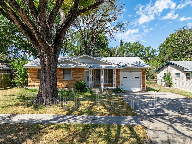 3 bed, 1.0 bath, 1088 sqft, $1,300 — Photo 3