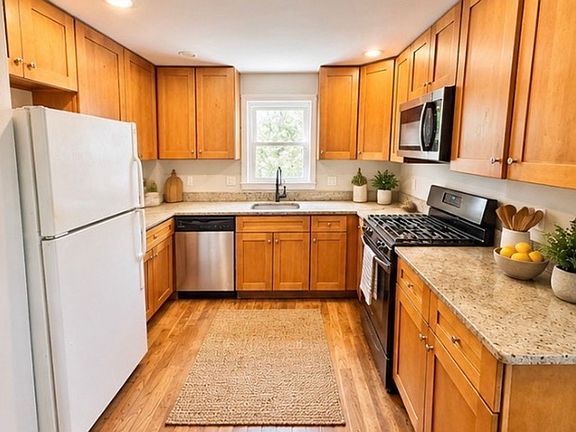 2nd image of 185 Bussey St