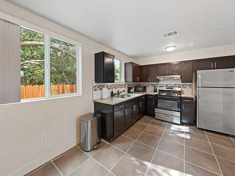 5912 S Flower St #1 — Photo 7