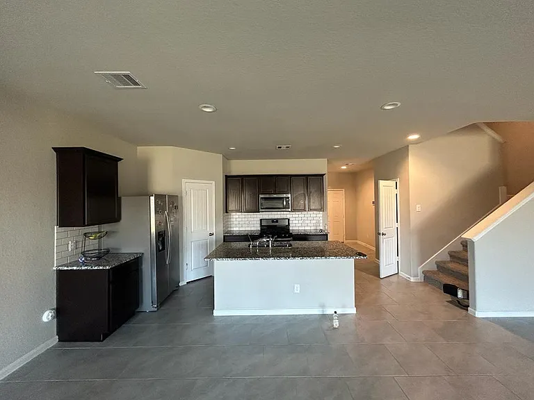 3207 Sumac Dr — Photo 3