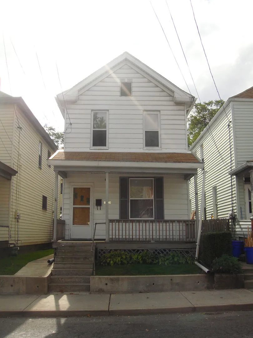 3 Bedroom, 2 Story House — Photo 1