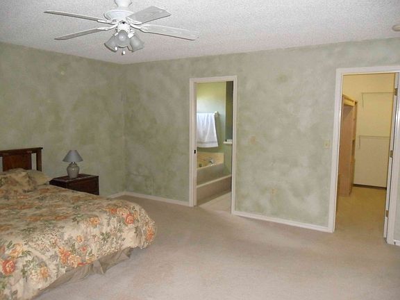 Master Bed w/bath/closet