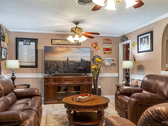 4th image of 1106 Country Club Dr