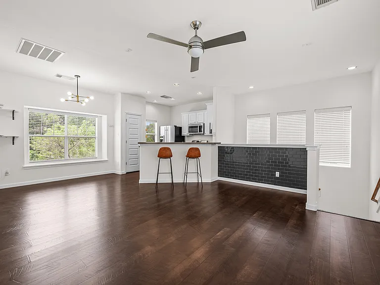 2821 Saville Loop — Photo 3