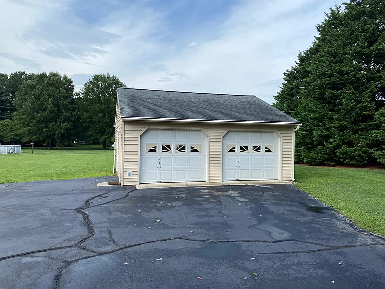 Detached 2-car garage