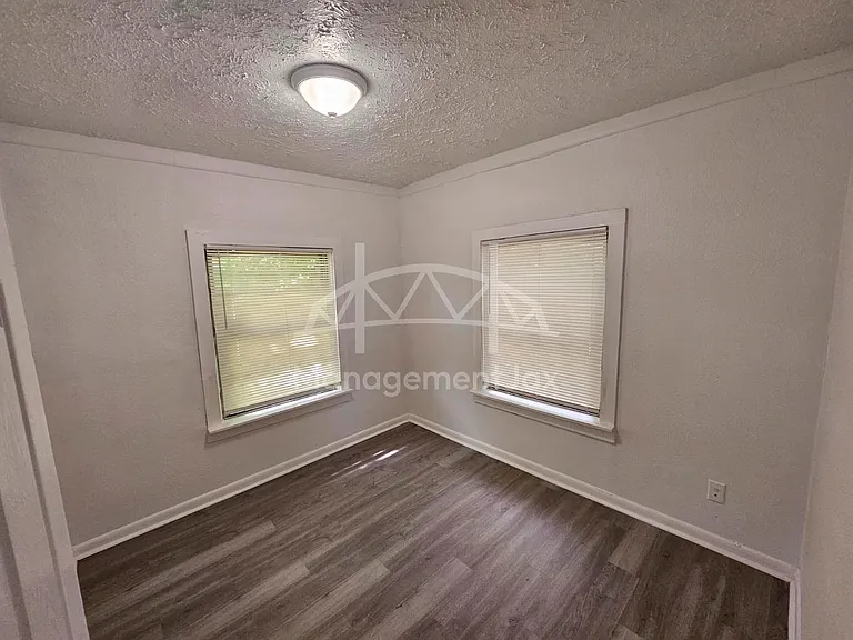 2210 Pullman Ave — Photo 6