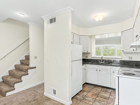 4th image of 610 Colonial View Rd