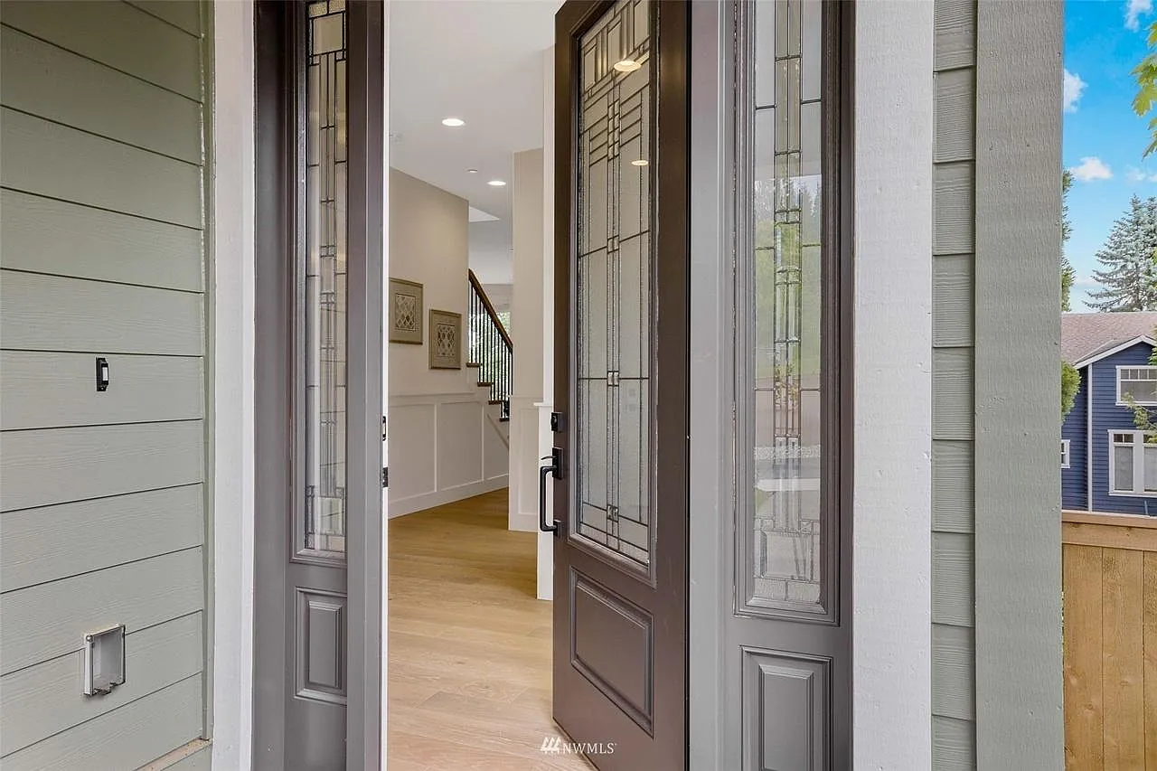 6 bed, 4.5 bath, 4867 sqft, $7,999 — Photo 3