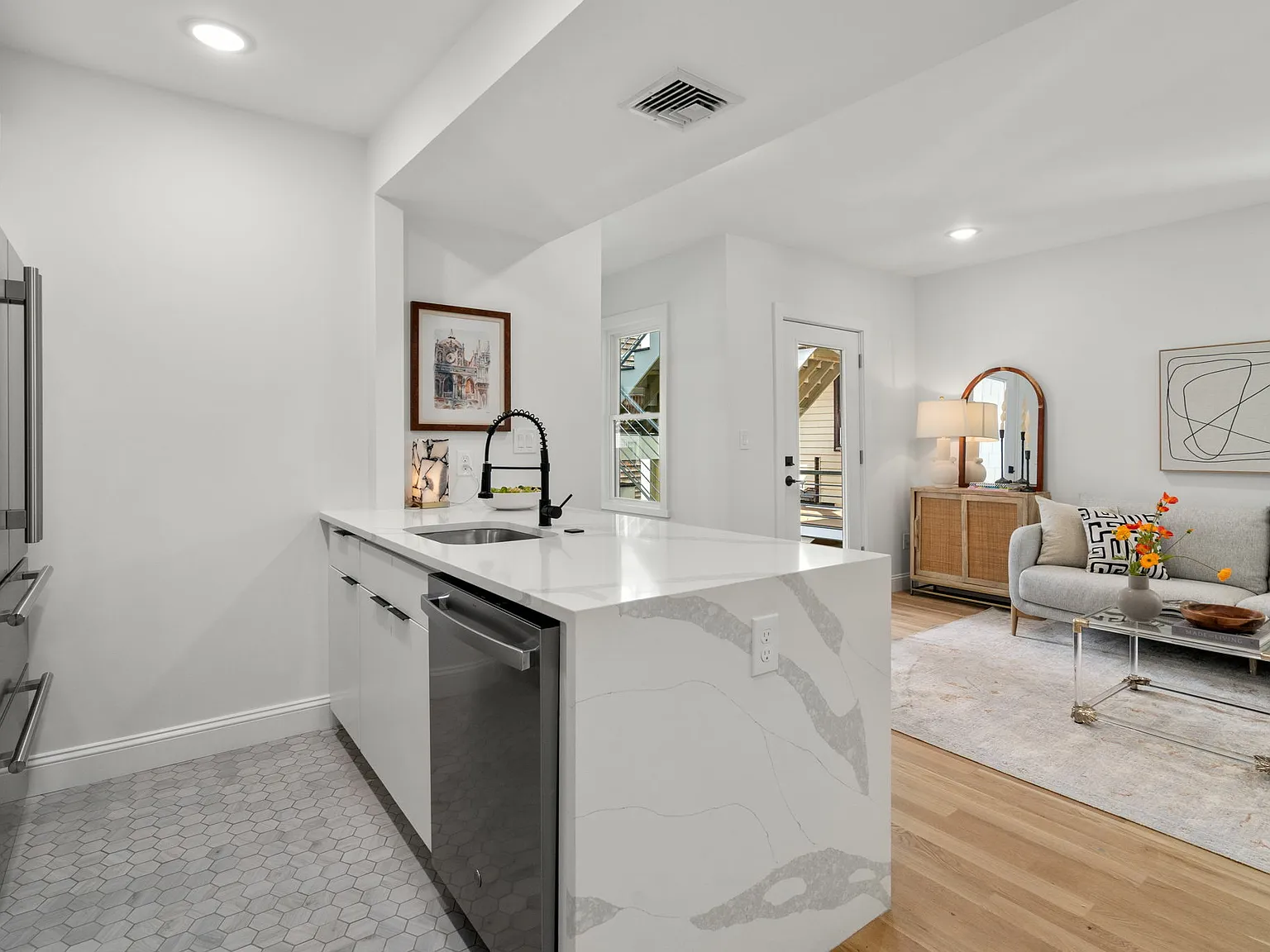 2 bed, 1.0 bath, $3,350 — Photo 2