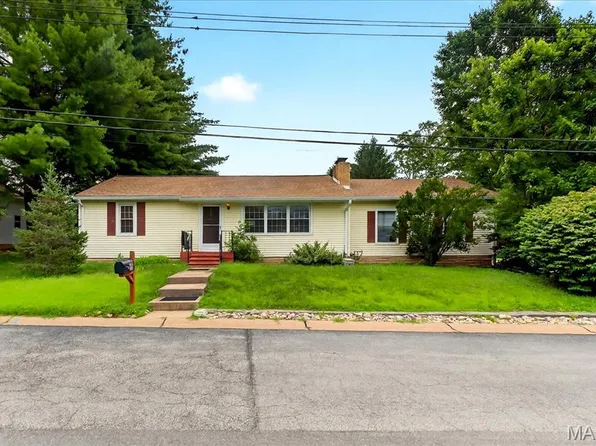 2138 Oak Dr, Saint Louis, MO 63131