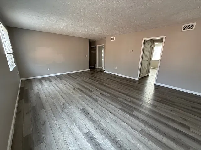 Royal Oaks Apartments — Photo 14