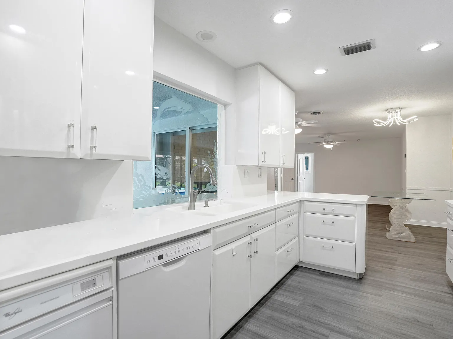 4 bed, 3.0 bath, 2333 sqft, $7,250 — Photo 2