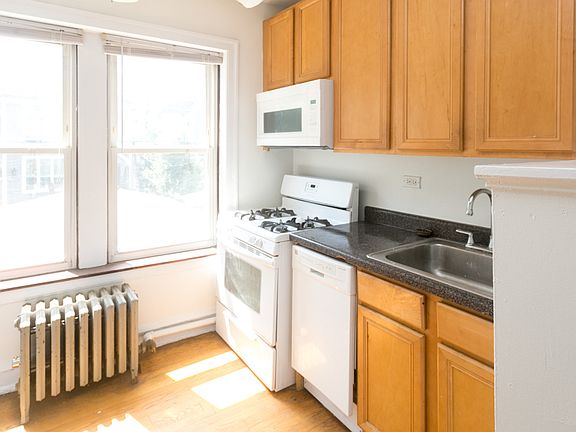 2nd image of 2561 W Montrose Ave APT 1W