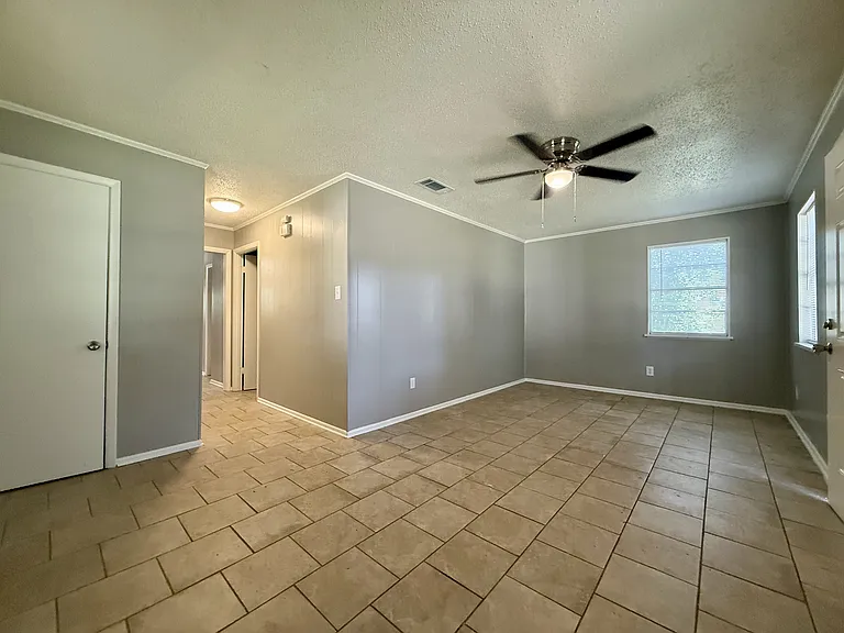 1015 W Ashley St — Photo 2