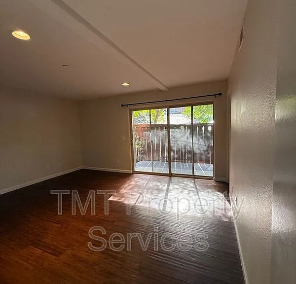 242 Lucas Ln — Photo 5
