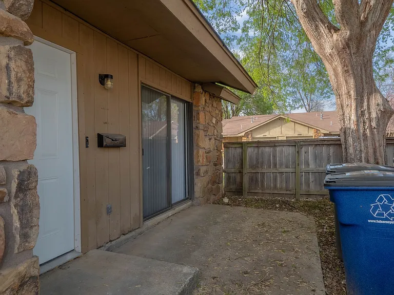 1355 E 60th St Duplex — Photo 17