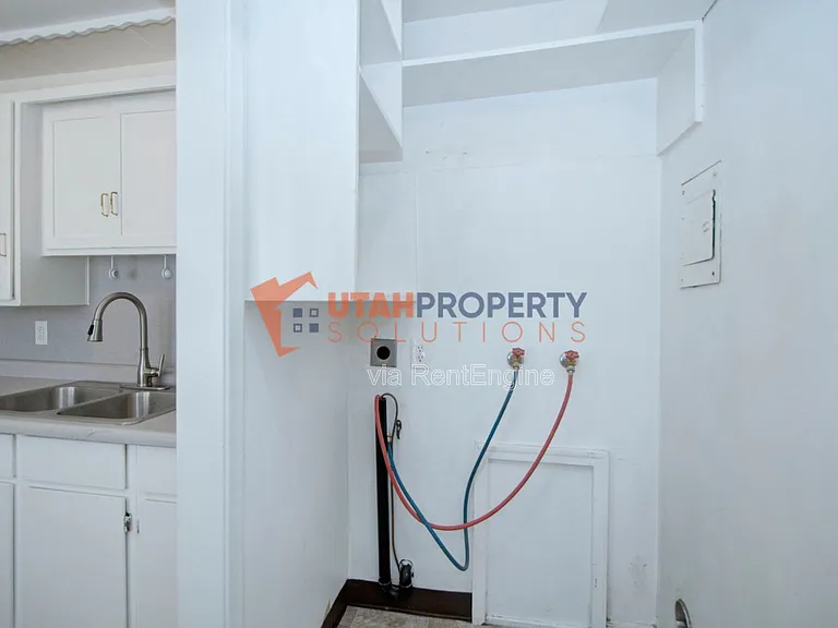 566 E Stringham Ave — Photo 10