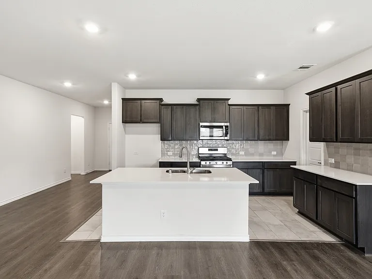 415 Boston Rd — Photo 3